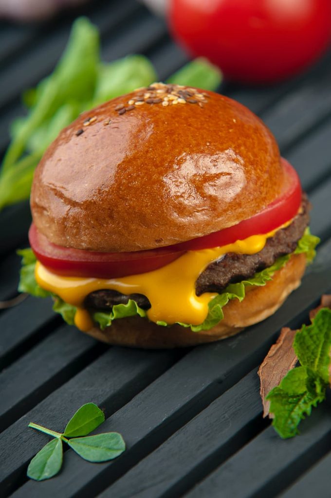 burger με μπιφτέκι, μαρούλι, τομάτα και τυρί λιωμένο